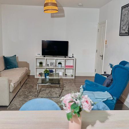 Cosy 1-Bed Flat 30Min To Central London & Parking Eksteriør bilde