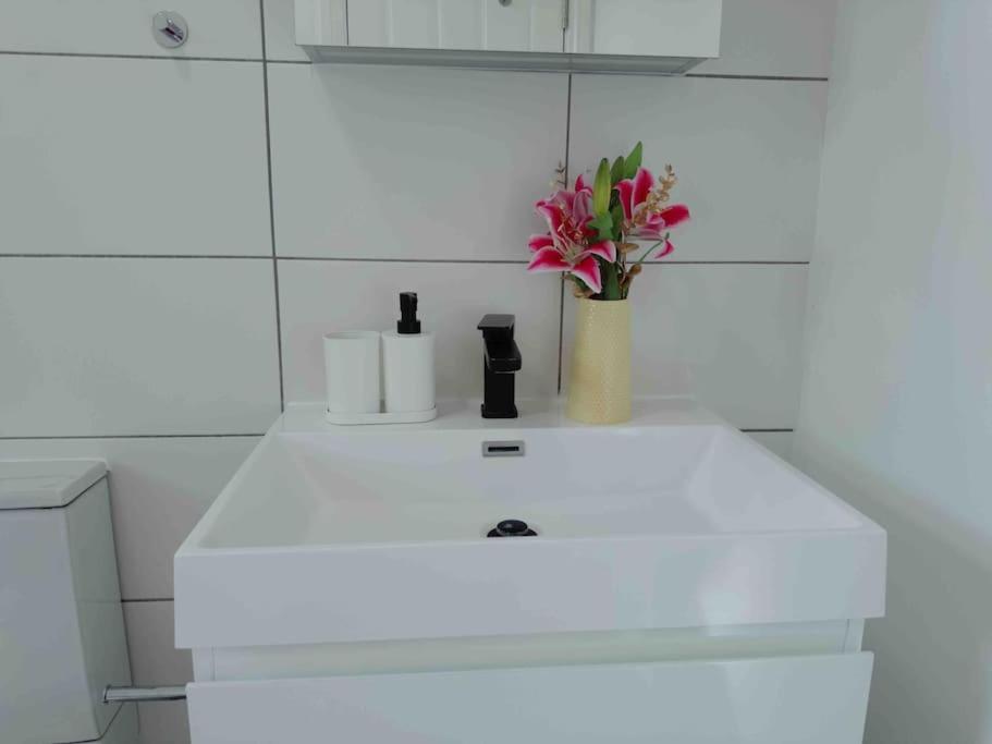 Cosy 1-Bed Flat 30Min To Central London & Parking Eksteriør bilde