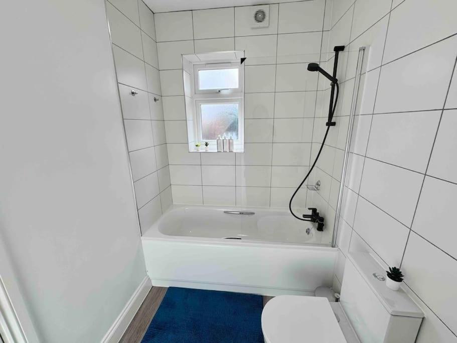 Cosy 1-Bed Flat 30Min To Central London & Parking Eksteriør bilde