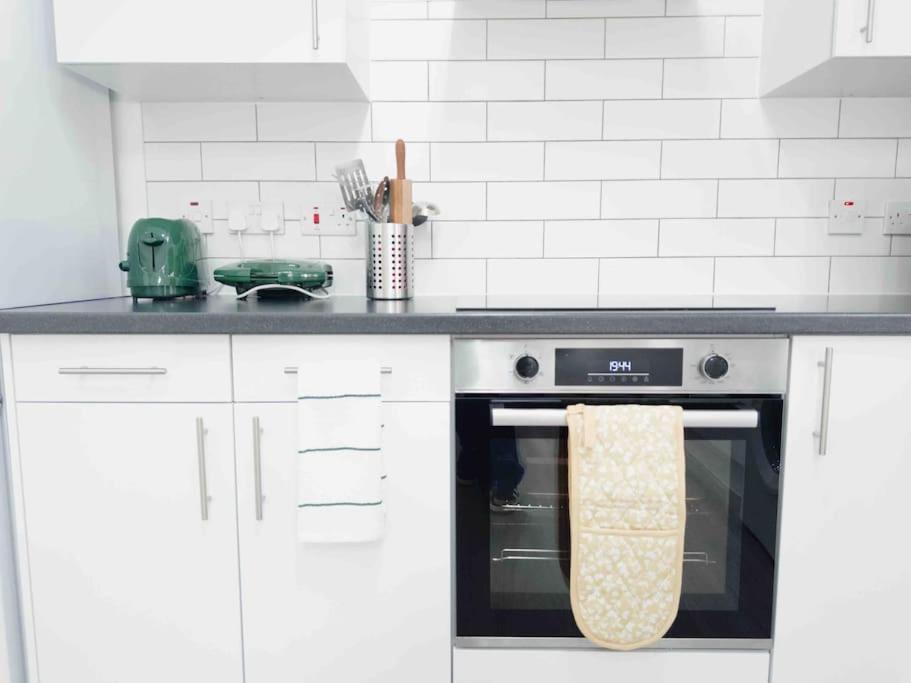 Cosy 1-Bed Flat 30Min To Central London & Parking Eksteriør bilde