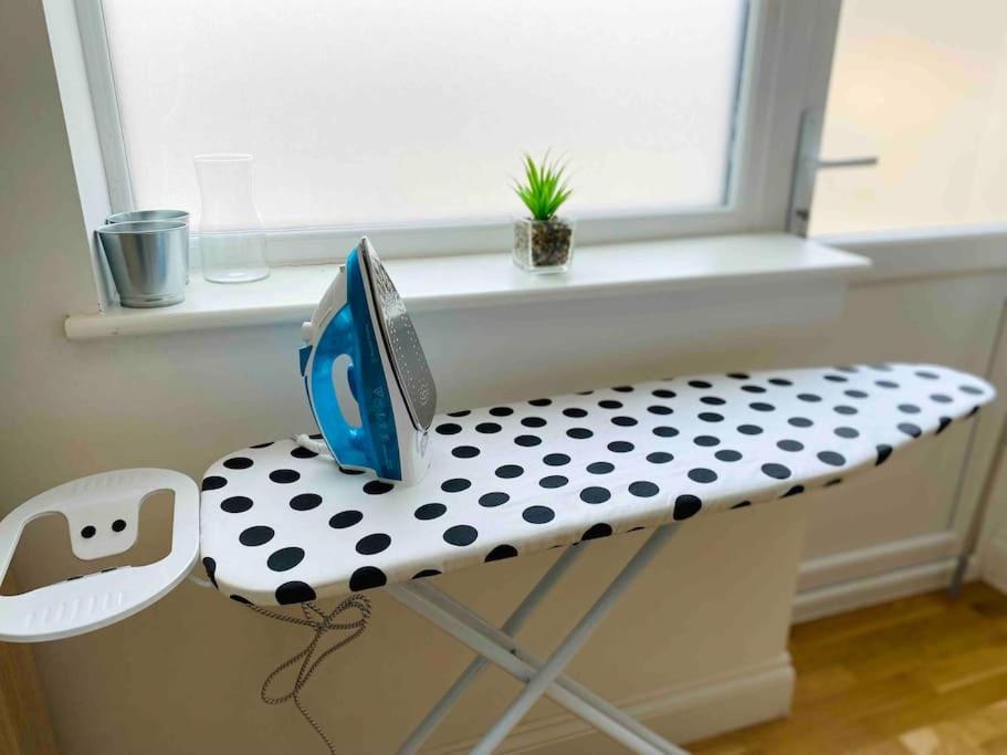 Cosy 1-Bed Flat 30Min To Central London & Parking Eksteriør bilde
