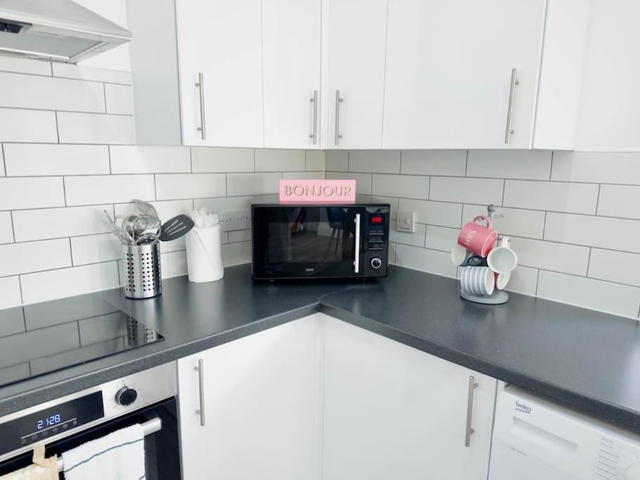 Cosy 1-Bed Flat 30Min To Central London & Parking Eksteriør bilde